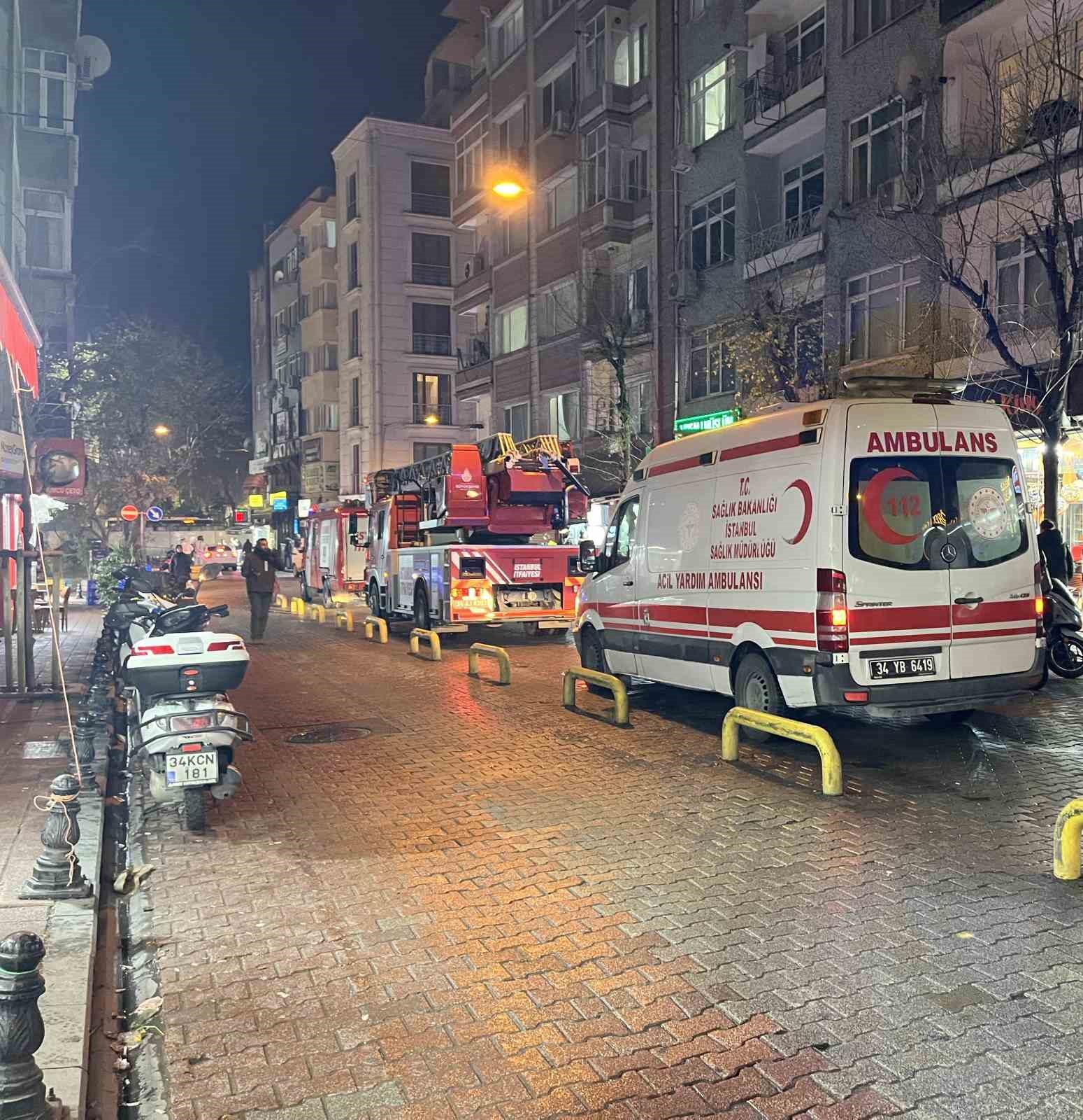 Fatih&rsquo;te otoparkta &ccedil;ıkan yangın binaya sı&ccedil;radı: O anlar kamerada
