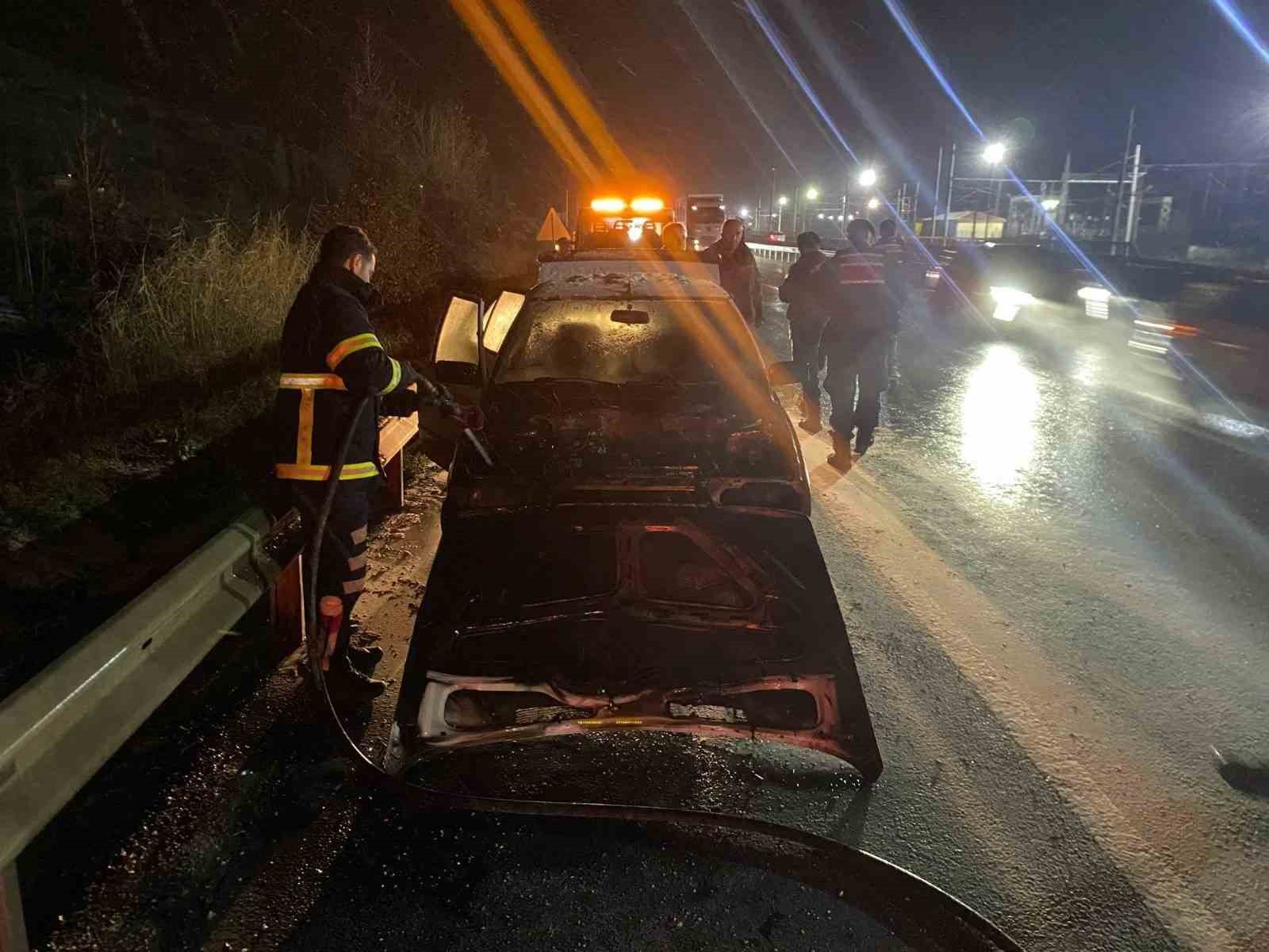 Bilecik’te seyir halindeki otomobil alev aldı