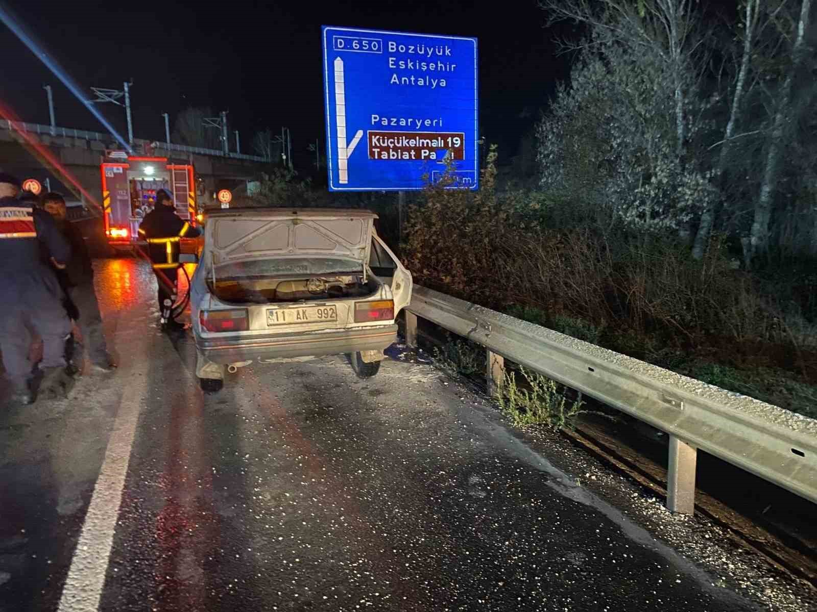 Bilecik’te seyir halindeki otomobil alev aldı