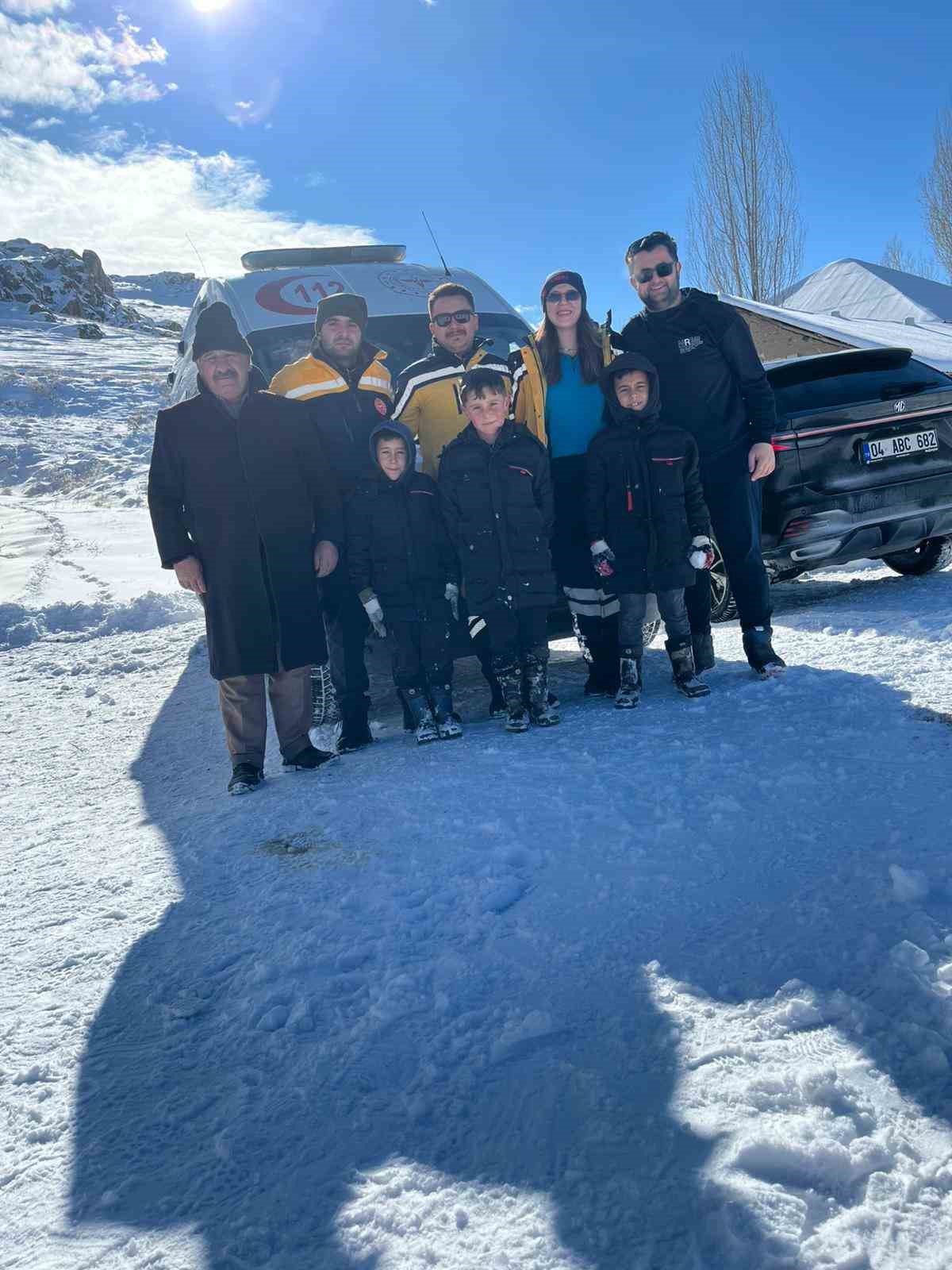 Ağrı’da sağlık ekipleri, kar ve tipiye rağmen hastalara ulaştı