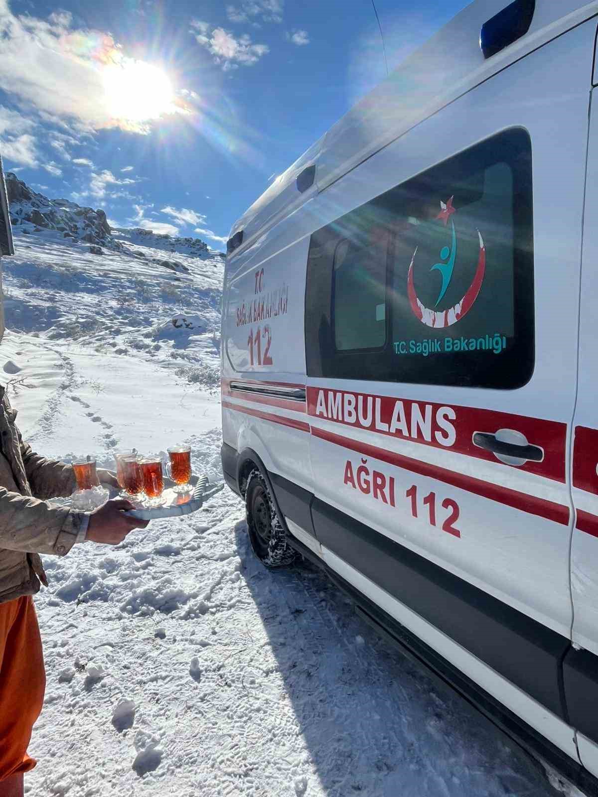 Ağrı&rsquo;da sağlık ekipleri, kar ve tipiye rağmen hastalara ulaştı
