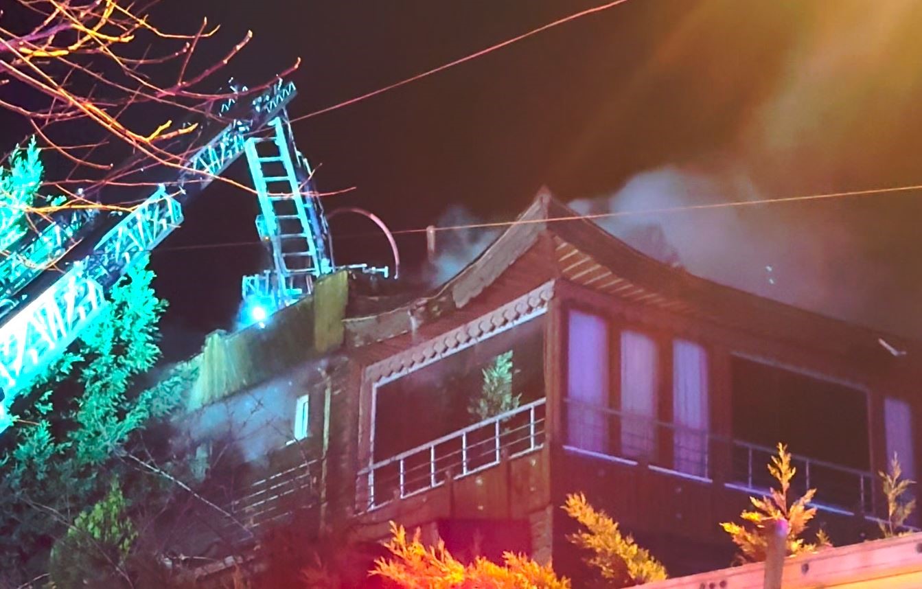 Arnavutk&ouml;y&rsquo;de 4 katlı binanın bacasında korkutan yangın
