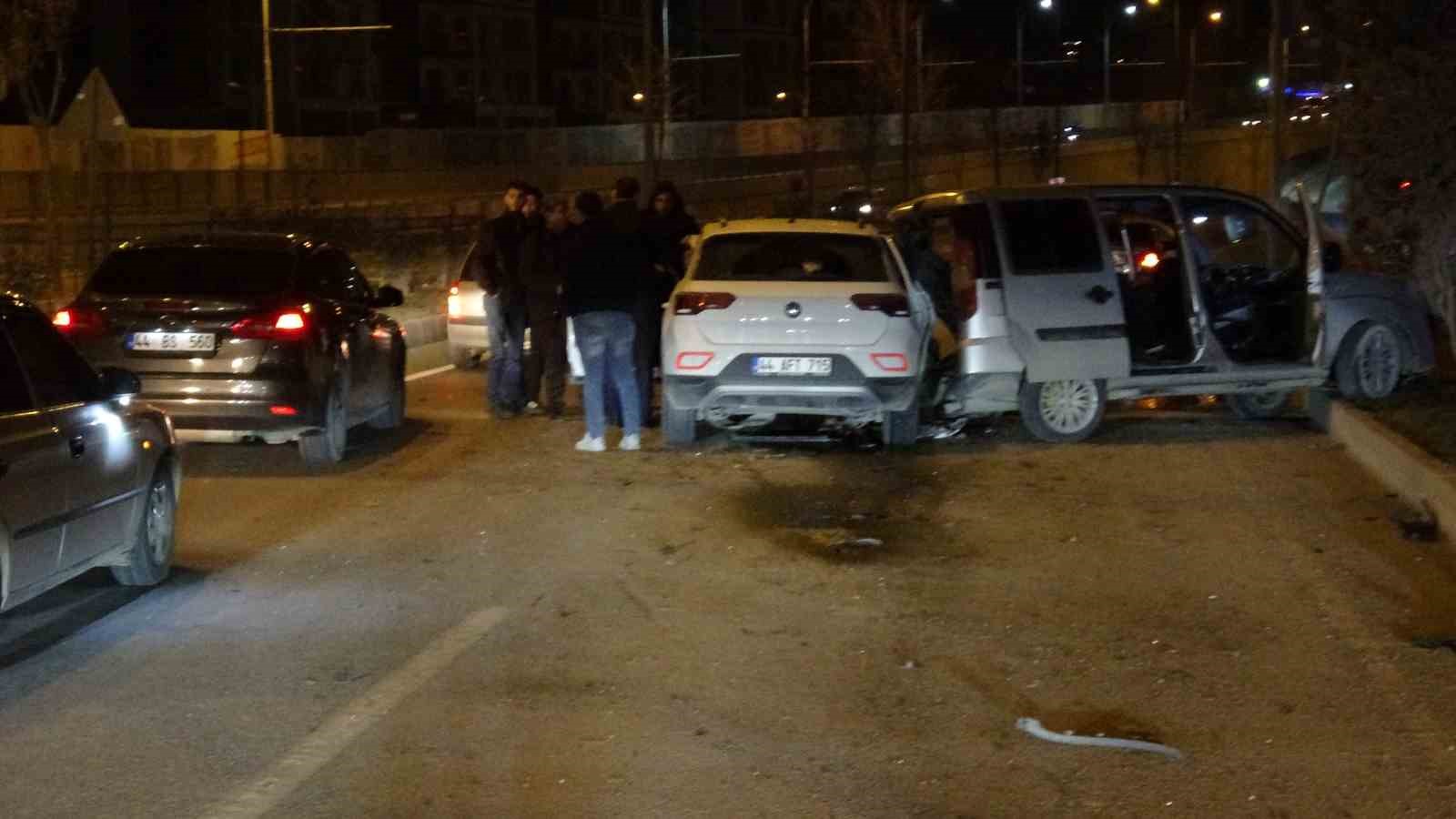 İki aracın kullanılamaz hale geldiği kazayı burunları bile kanamadan atlattılar
