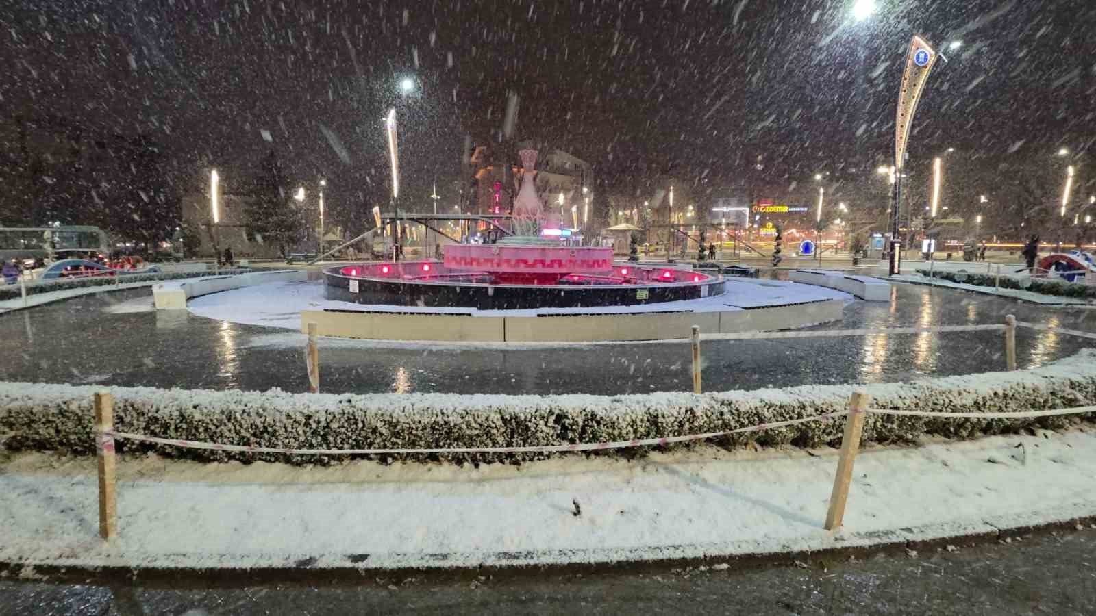 K&uuml;tahya&rsquo;da kar yağışı kenti beyaza b&uuml;r&uuml;d&uuml;
