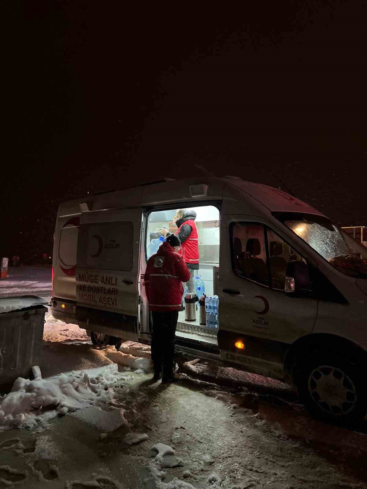 Kar sebebiyle kapanan yolda ekiplerden vatandaşlara sıcak içecek ikramı
