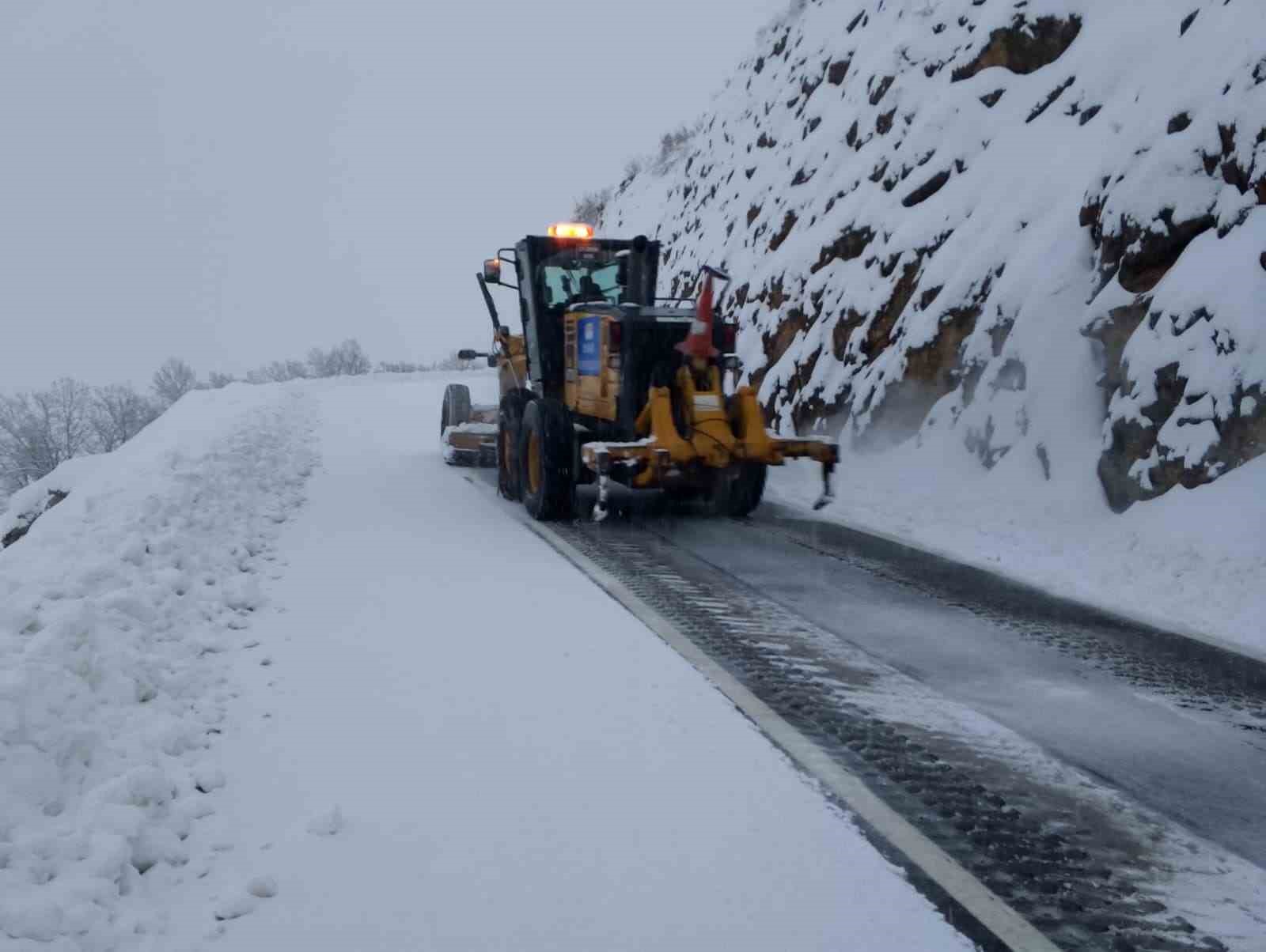 Kar yağışıyla kapanan kırsal mahalle yolları açılıyor