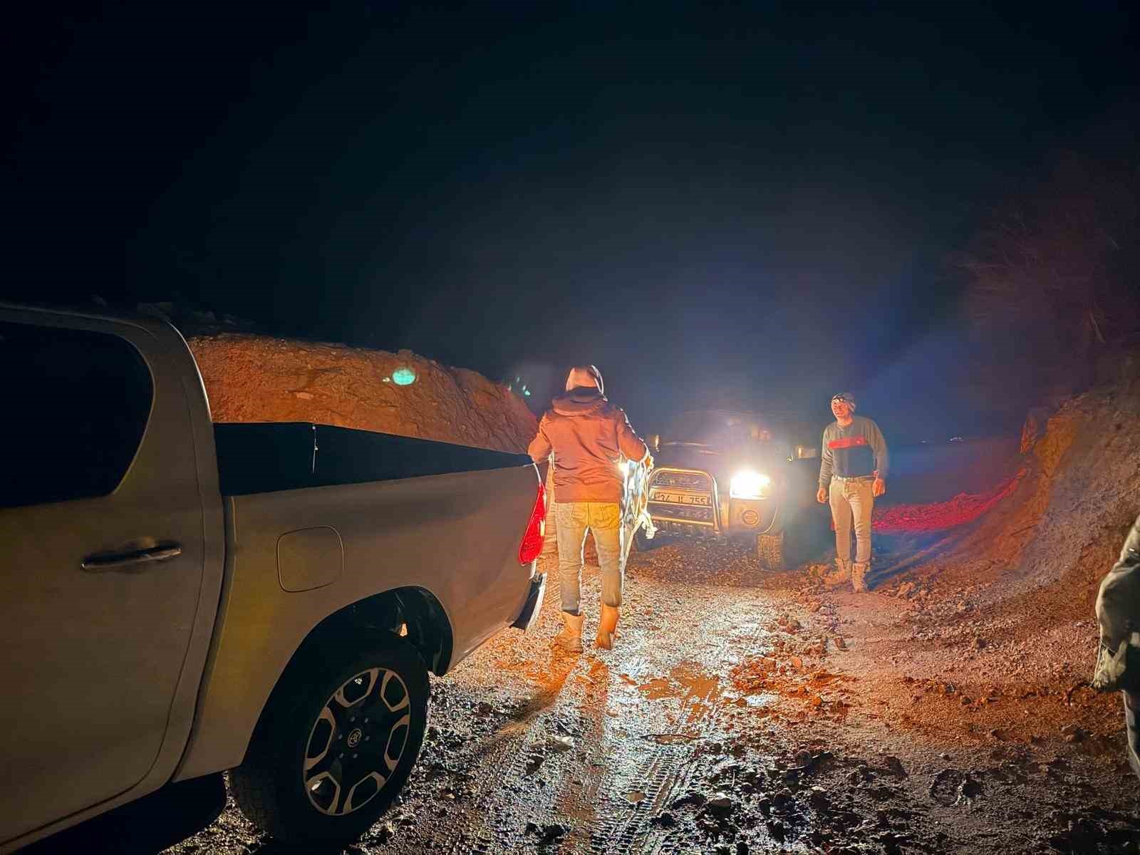 Gercüş’te çamura saplanan aracı Özel İdare ekipleri kurtardı