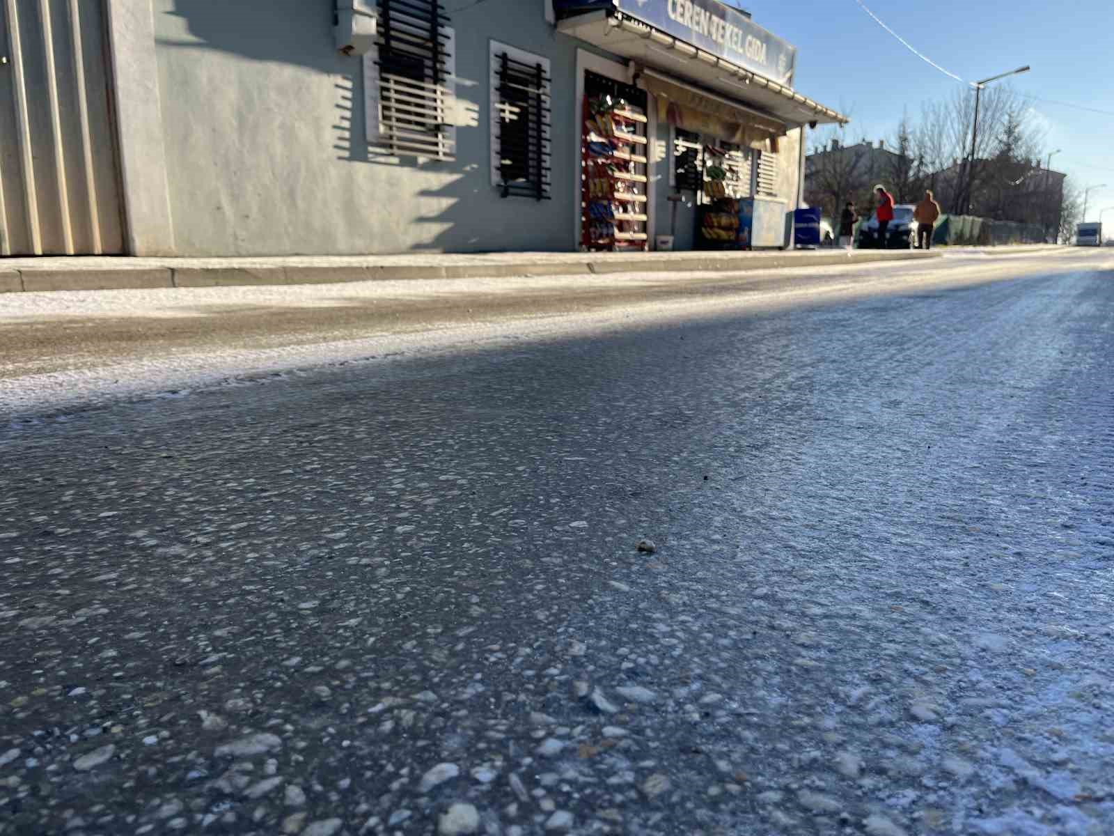 &Ccedil;ankaya&rsquo;da yollar buz pistine d&ouml;nd&uuml;
