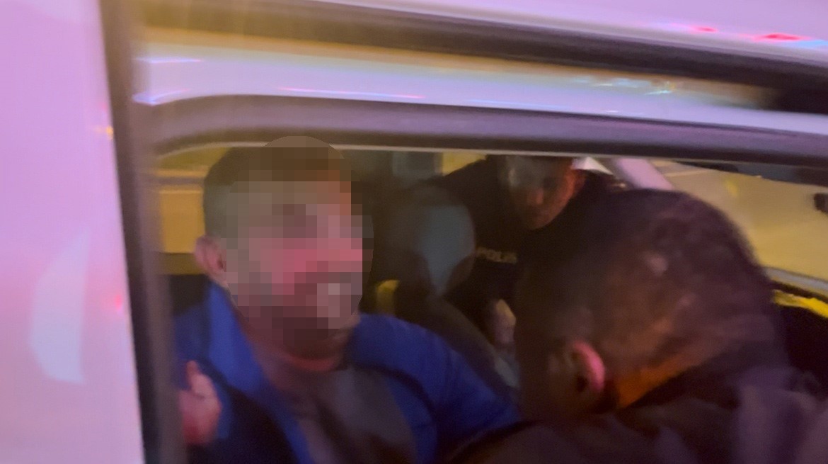 Kaza yapan alkoll&uuml; s&uuml;r&uuml;c&uuml;n&uuml;n "Trakyalıyım ben be ya, hi&ccedil;bir şeyim yok" diyerek polise sarılmak istemesi g&uuml;l&uuml;msetti
