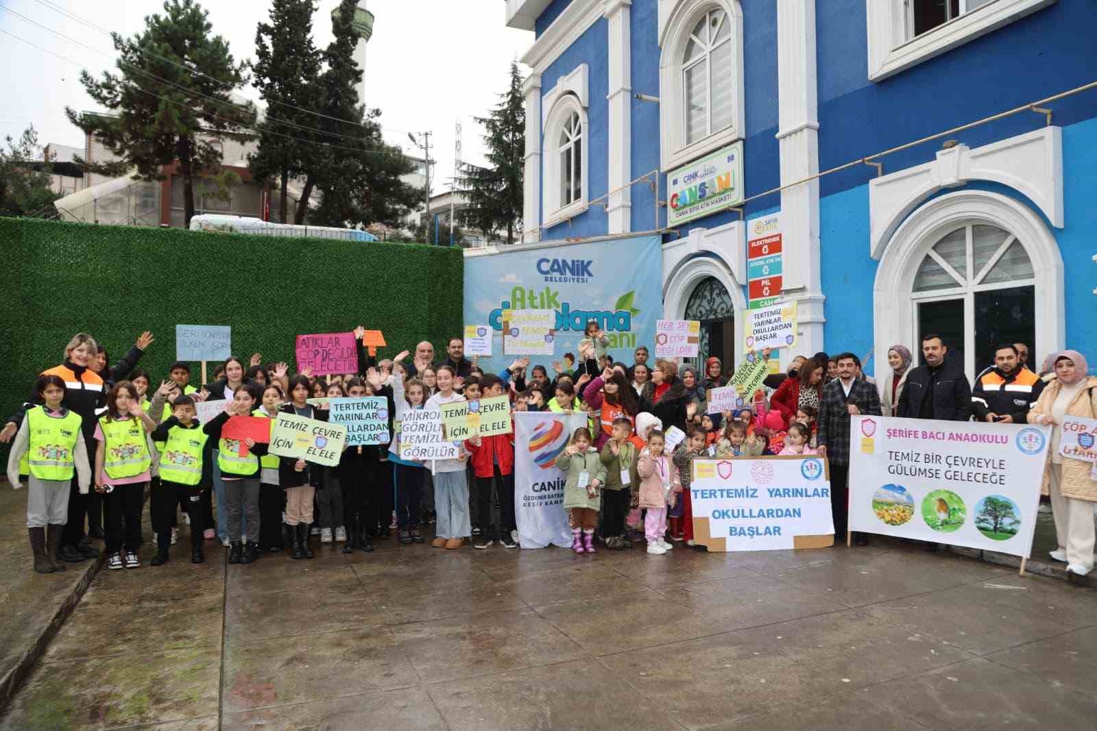 Bu markette para geçmiyor, gençler çevre bilinci kazanıyor