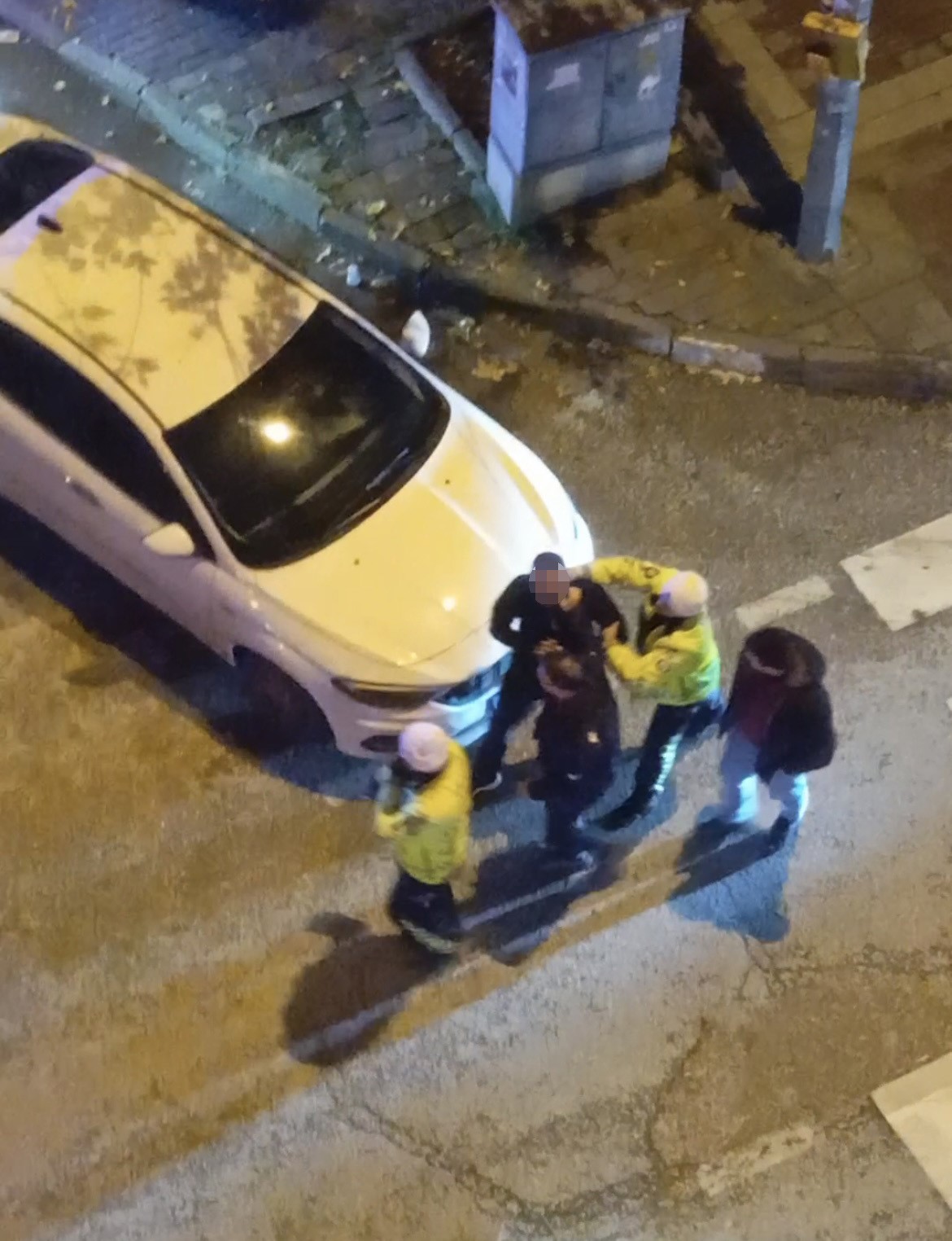 Alkoll&uuml; s&uuml;r&uuml;c&uuml; &ouml;nce ara&ccedil;la sonra koşarak ka&ccedil;tı: Polis havaya defalarca ateş a&ccedil;tı, yine durmadı
