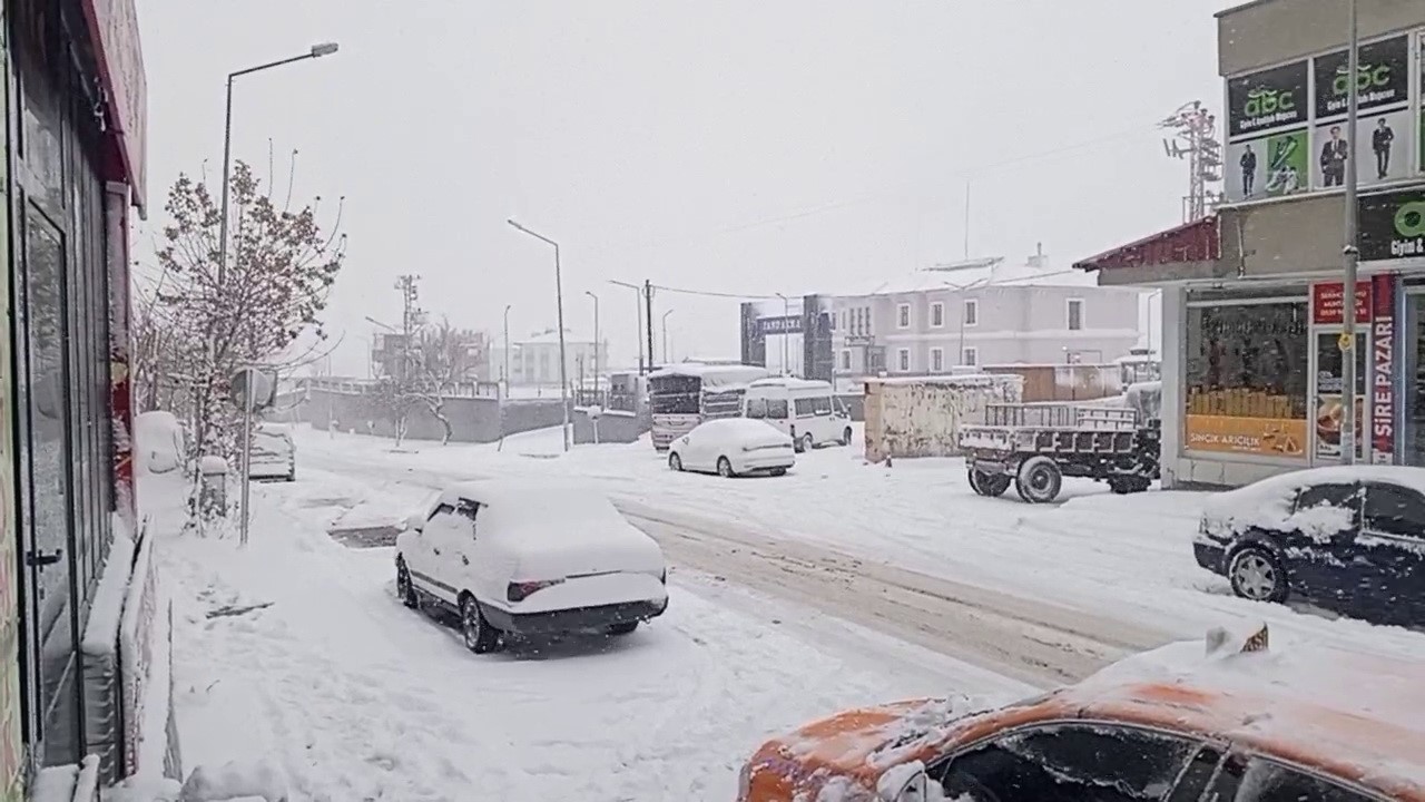 Sincik’te kar yağışı ilçeyi beyaza bürüdü