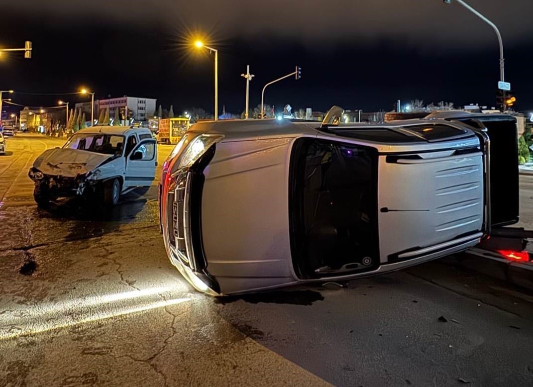 Karapınar’da iki kamyonet çarpıştı: 2 yaralı