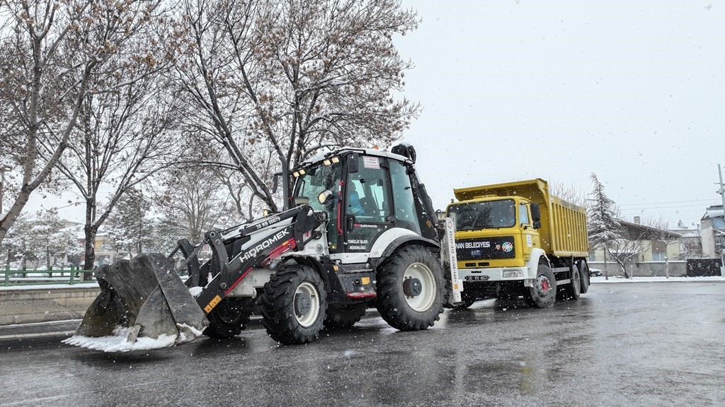 Başkan Çolakbayrakdar: "Hizmetimiz 24 saat devam ediyor"