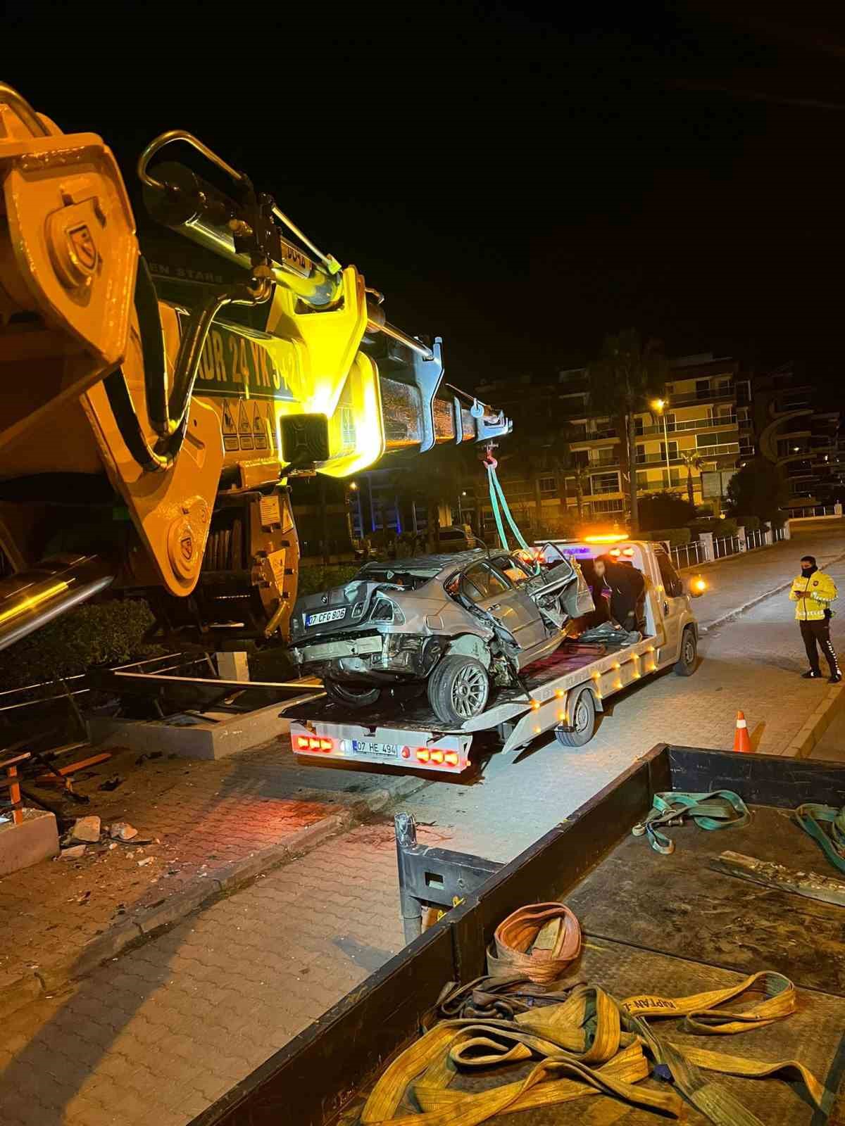 L&uuml;ks otomobil alt ge&ccedil;ide &ccedil;arptı, s&uuml;r&uuml;c&uuml; hayatını kaybetti
