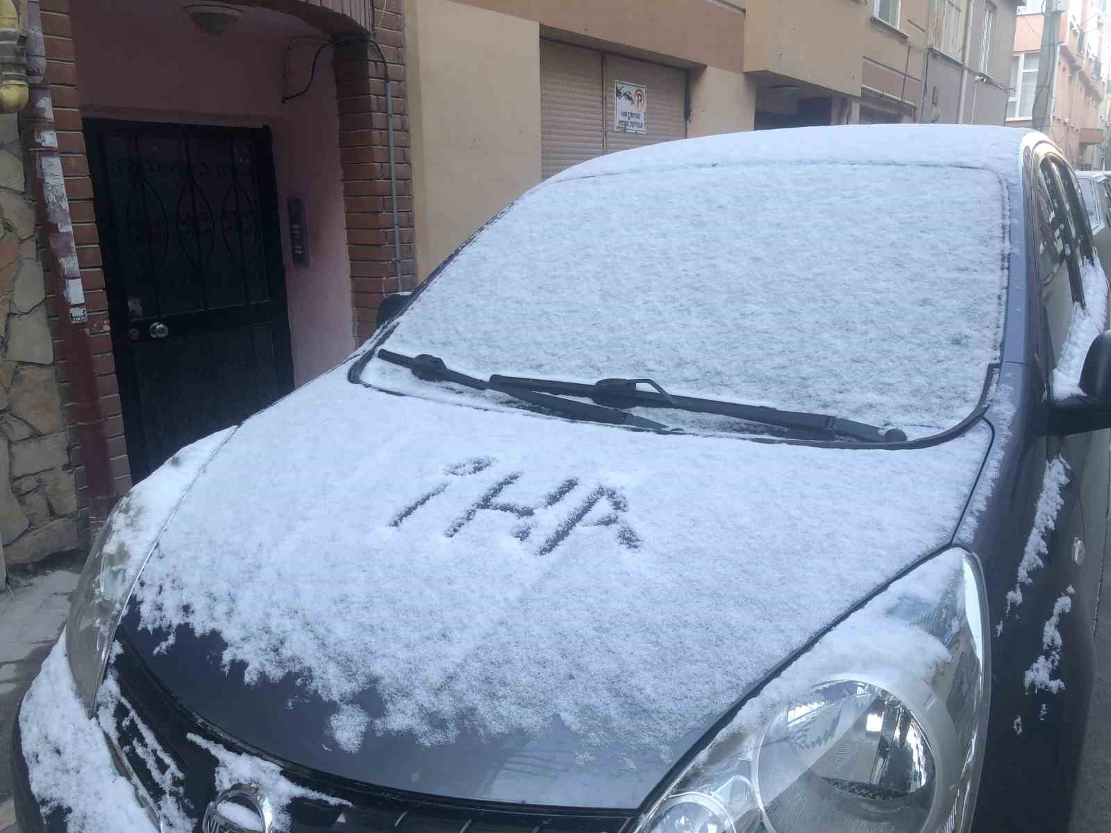 Eskişehir’de araçlar karla kaplandı