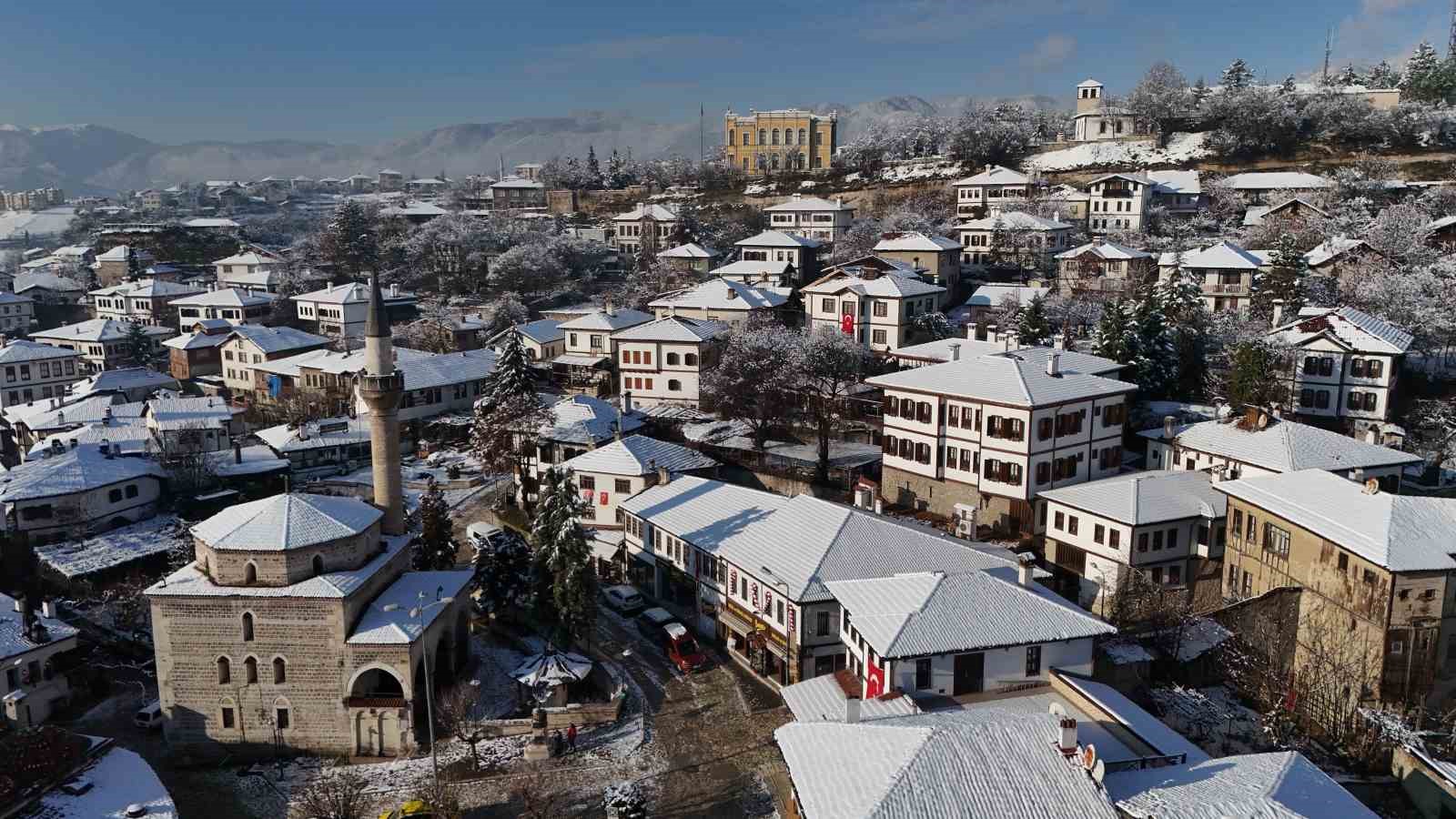 Osmanlı&rsquo;nın parmak izi Safranbolu kar manzaralarıyla mest etti
