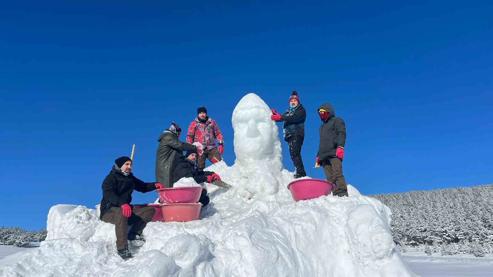 Sarıkamış&rsquo;ın "Beyaz Dramı" kardan heykellerle canlanıyor
