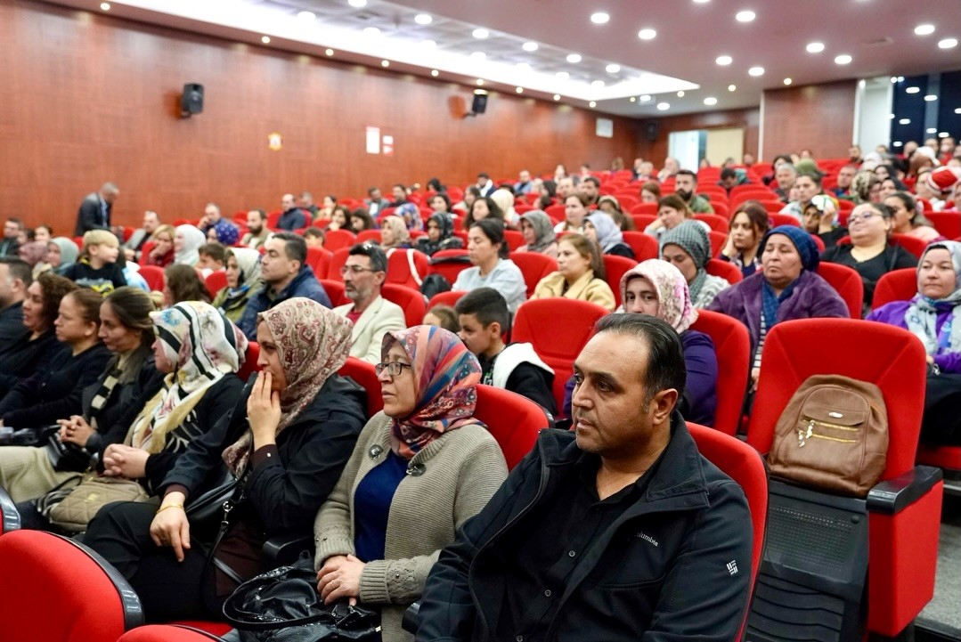 Öğrenciler dışarıda, veliler sınavda