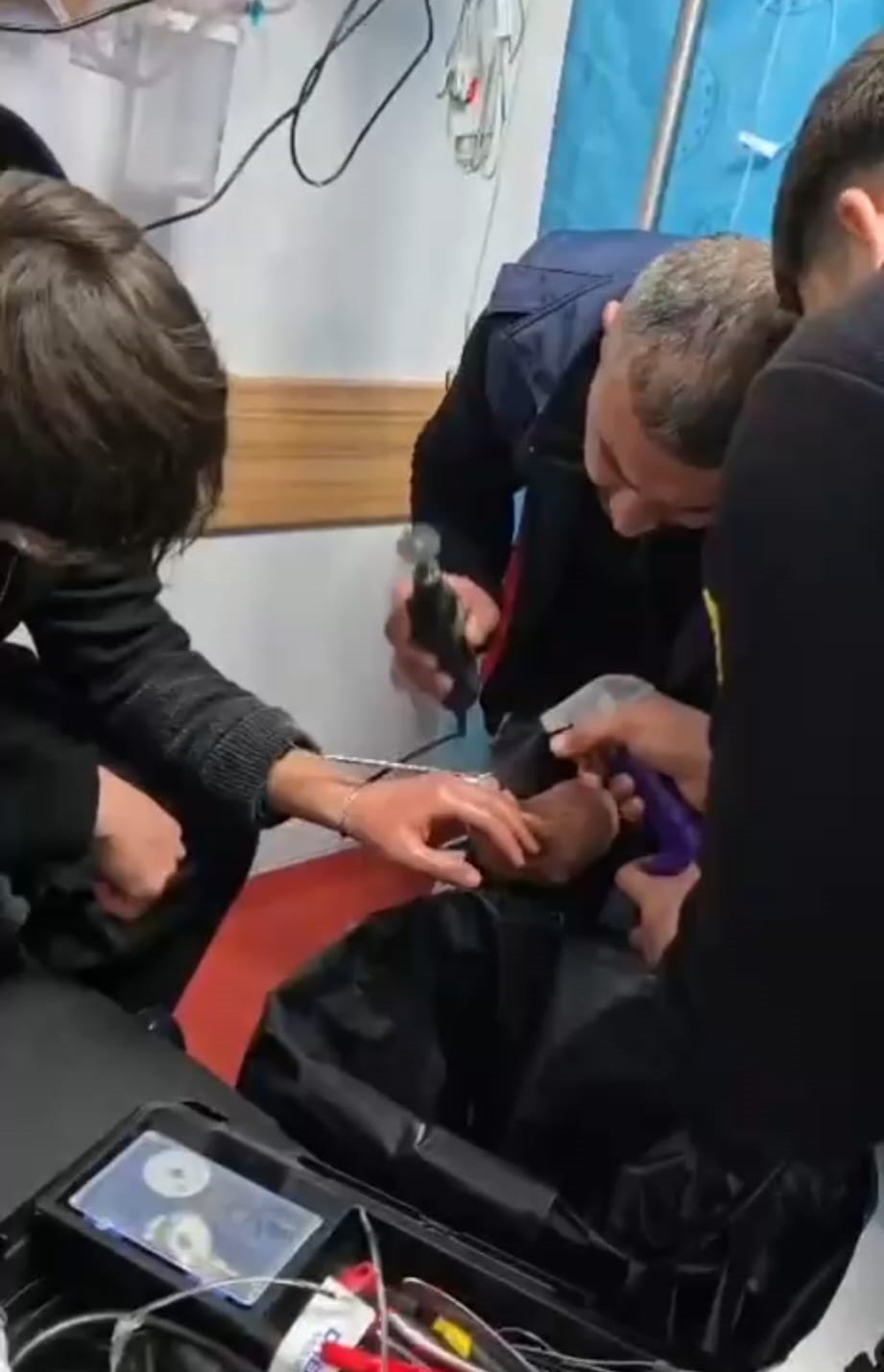 Batman&rsquo;da parmağına y&uuml;z&uuml;k sıkışan gencin imdadına itfaiye yetişti
