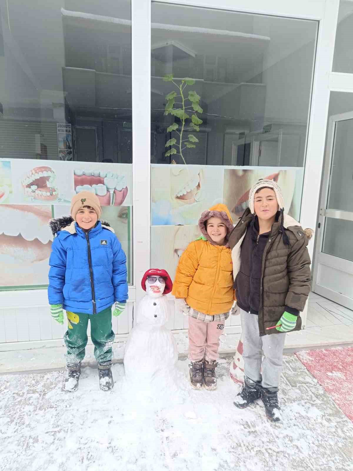 Diyadin’de çocuklar karın tadını kardan adam yaparak çıkardı