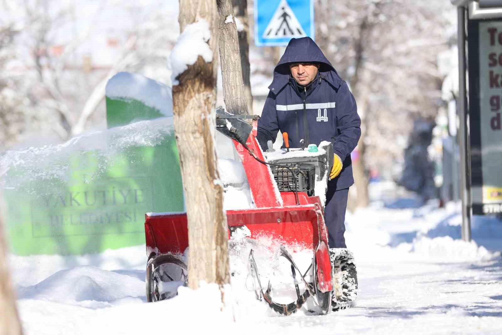 Büyükşehir’in kar timleri işbaşında