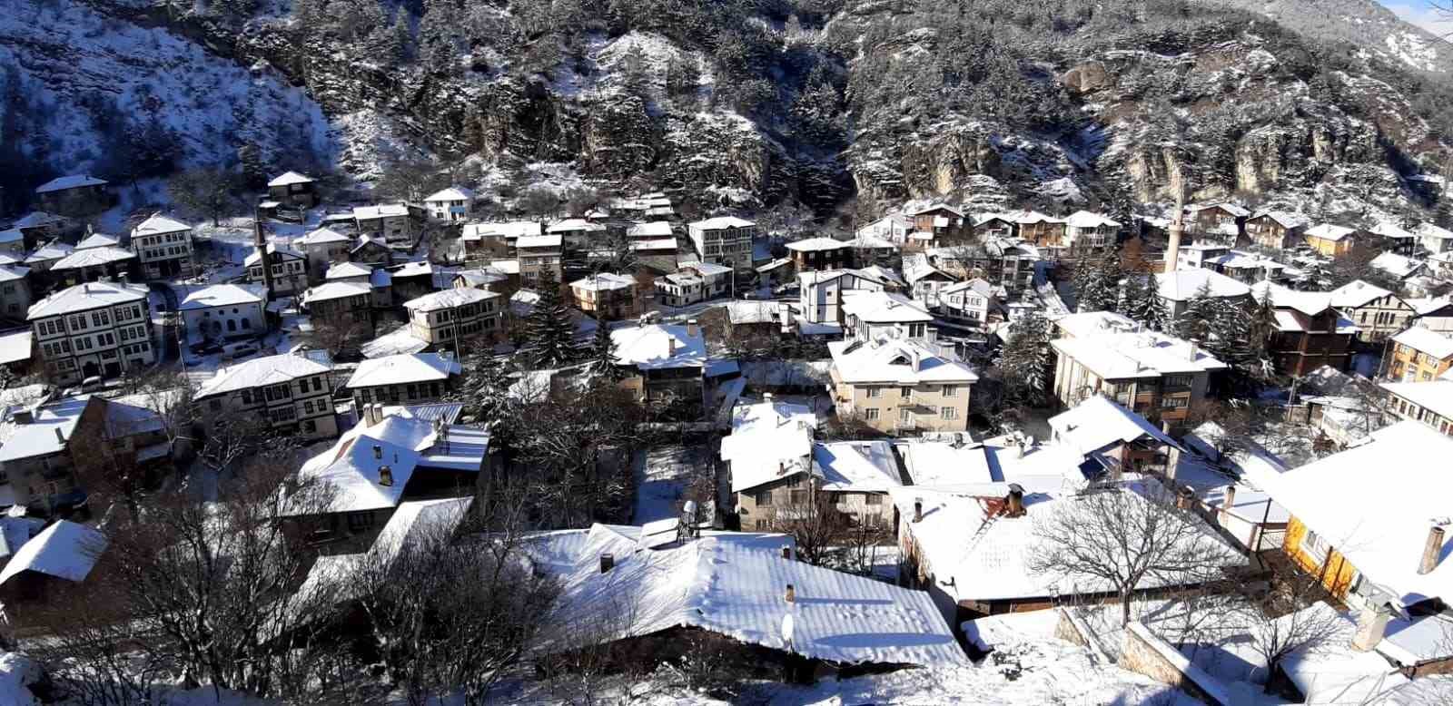 Tarihi osmanlı kasabasında kış g&uuml;zelliği
