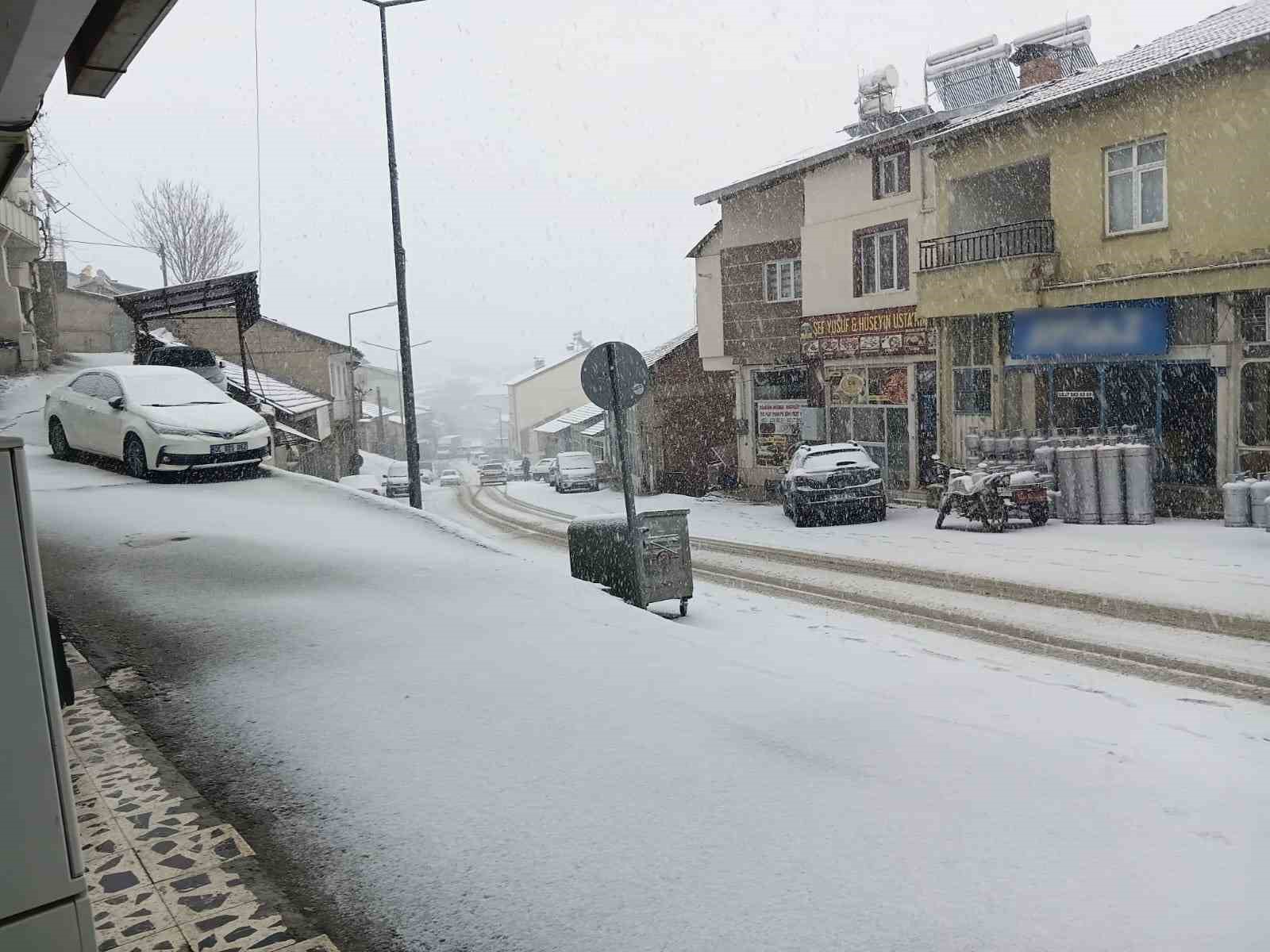 Çelikhan beyaza büründü