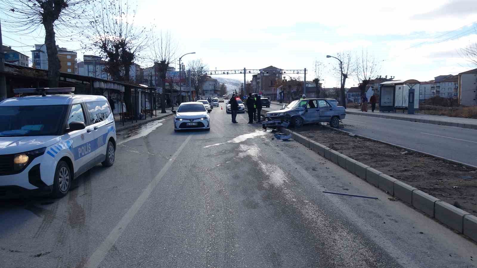 Malatya&rsquo;da temizlik aracı ile &ccedil;arpışan ara&ccedil; ref&uuml;je &ccedil;ıktı
