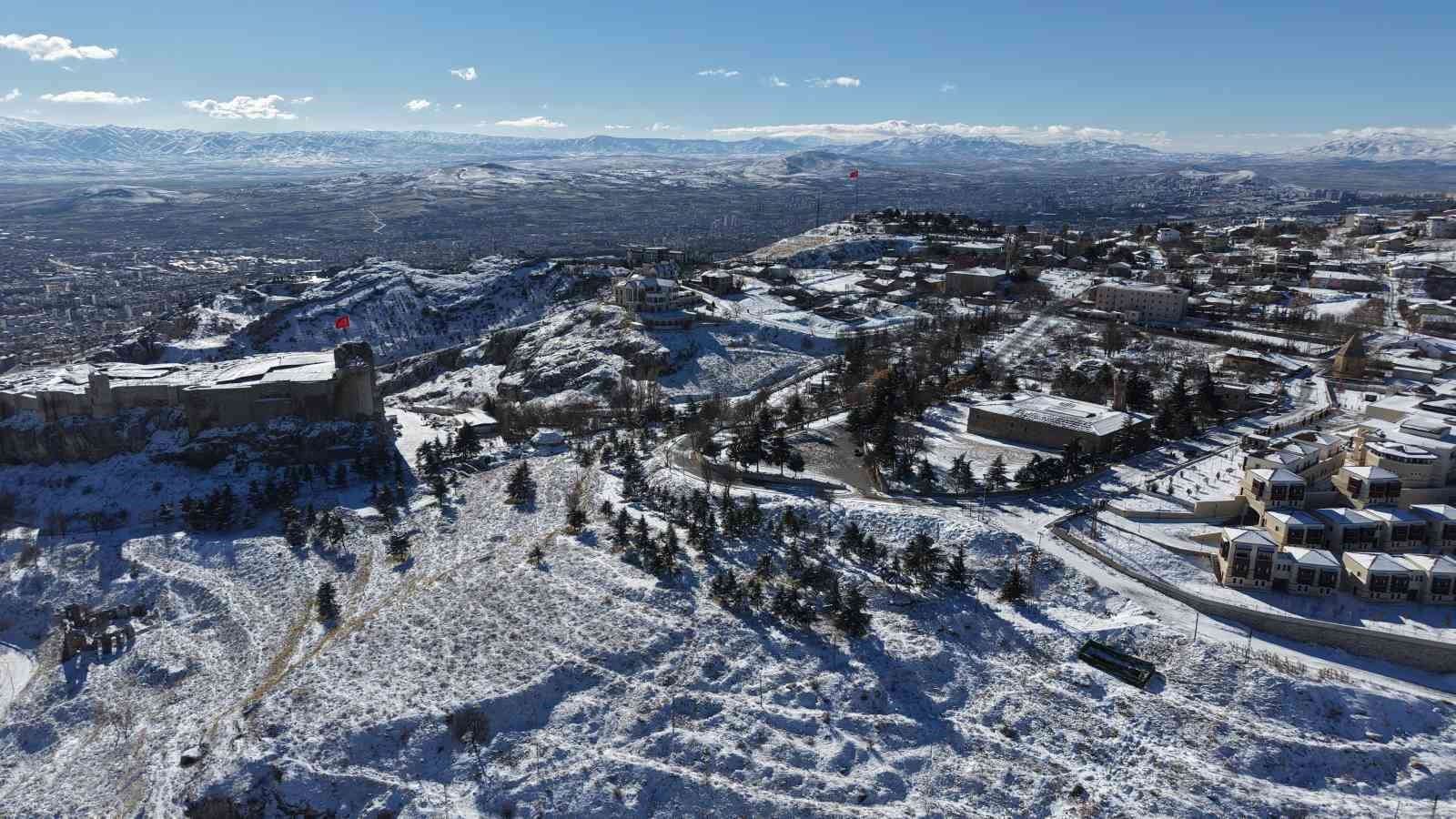 Beyaz gelinliğini giyen Harput havadan g&ouml;r&uuml;nt&uuml;lendi

