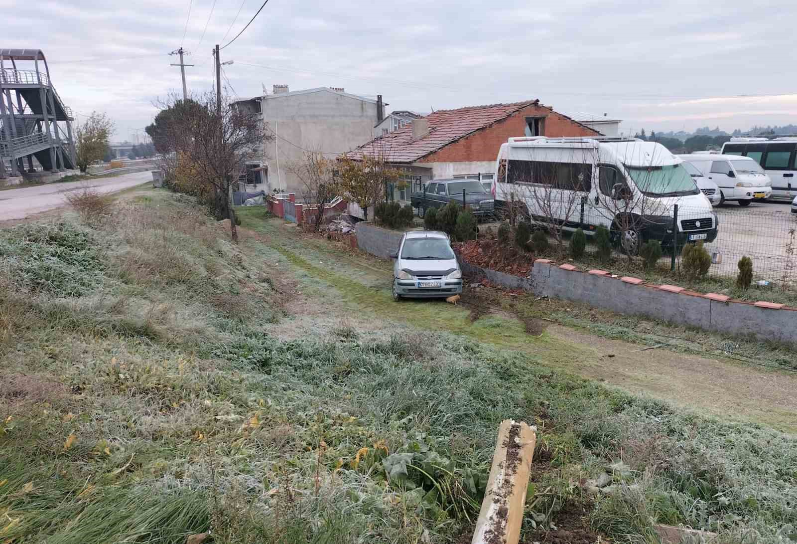 Balıkesir’de otomobil şarampole uçtu; 1 yaralı