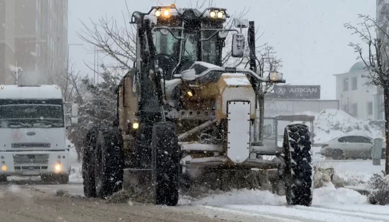 Elazığ’da karla mücadele çalışmaları sürüyor