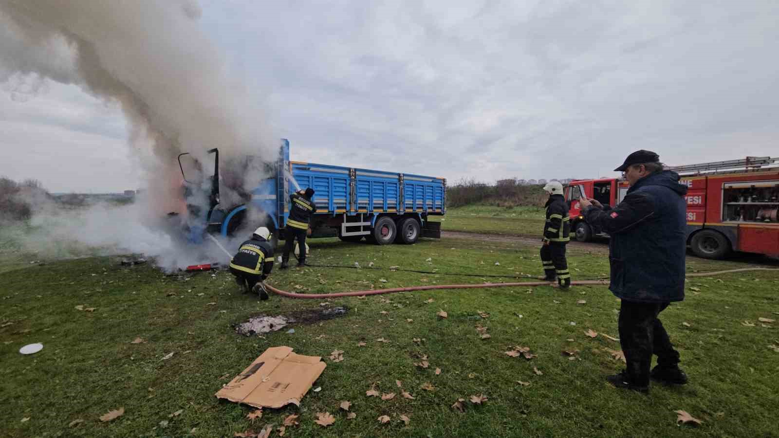 Edirne&rsquo;de park halindeki kamyon alevlere teslim oldu
