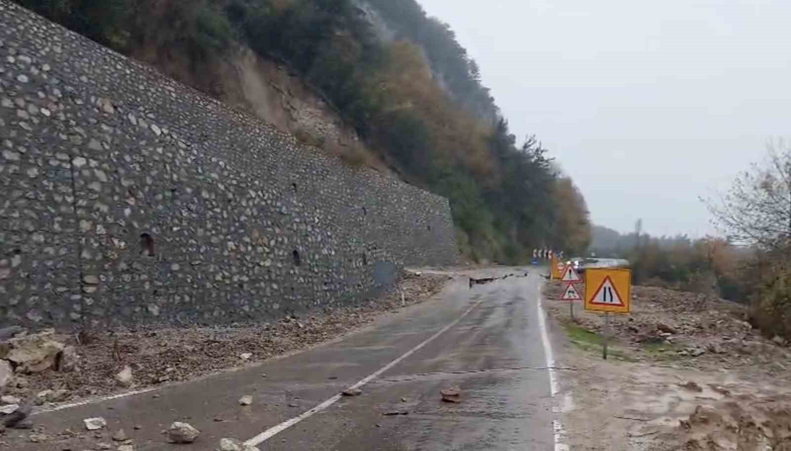 Kastamonu’da heyelan sebebiyle çöken yol ulaşıma kapandı
