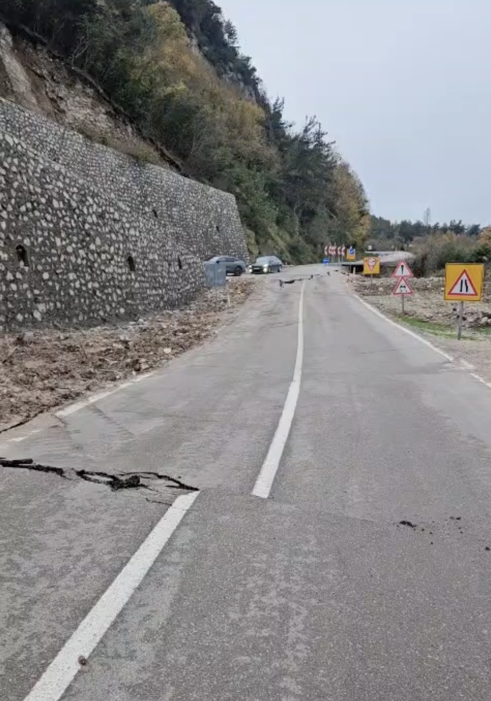 Kastamonu&rsquo;da heyelan sebebiyle &ccedil;&ouml;ken yol ulaşıma kapandı
