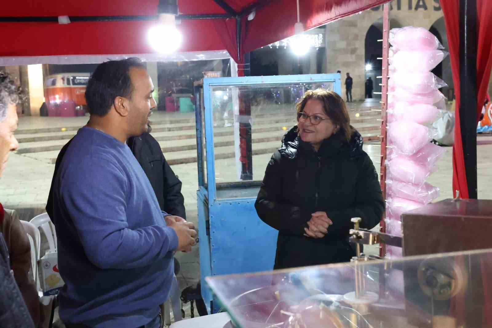 Didim Cumhuriyet Kent Meydanı’nda yılbaşı coşkusu her akşam devam ediyor