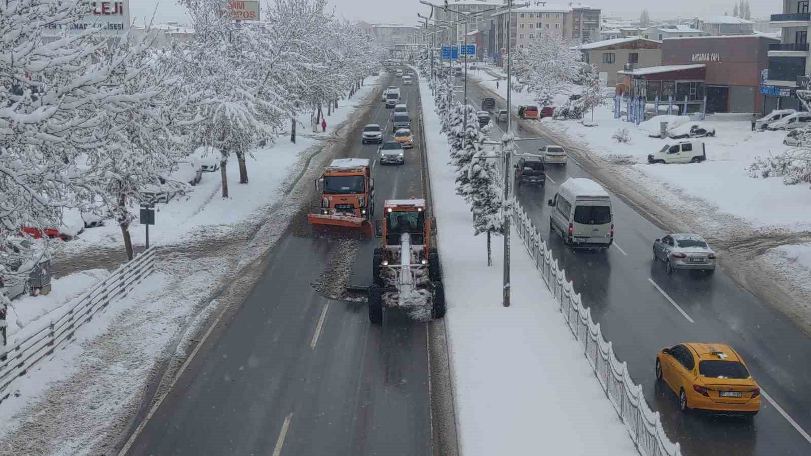 Van’da kar yağışı hayatı olumsuz etkiliyor