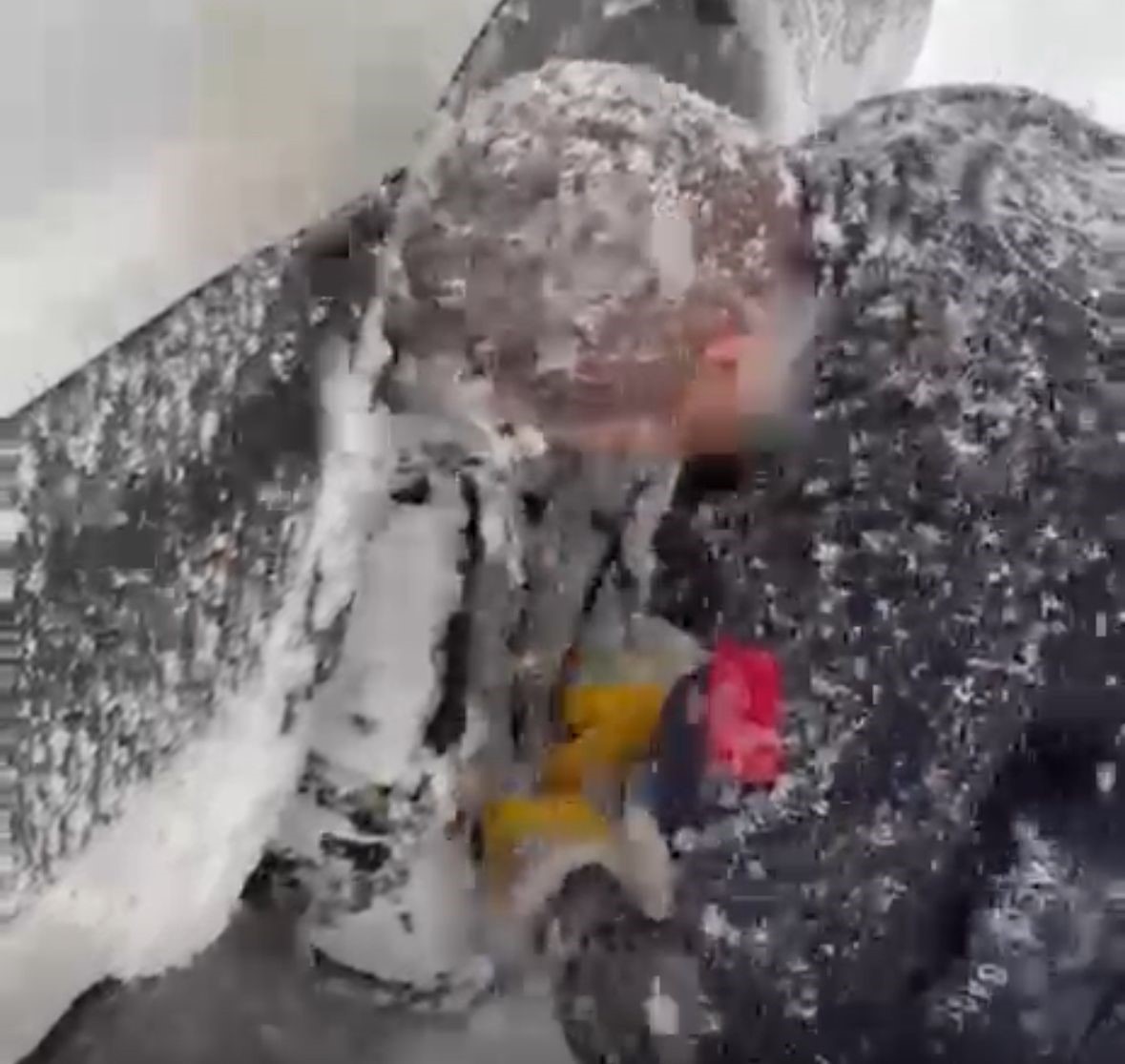 Sağlık ekiplerinin kar mesaisi: Zincir takıp hastaya ulaştılar