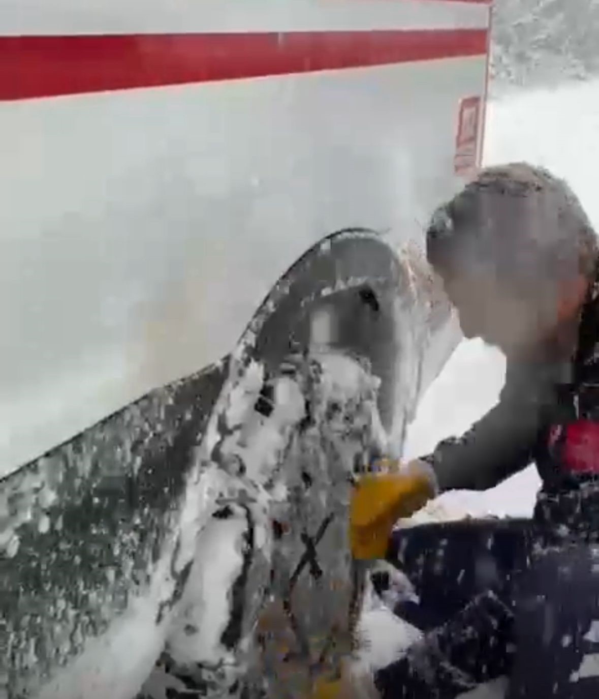 Sağlık ekiplerinin kar mesaisi: Zincir takıp hastaya ulaştılar
