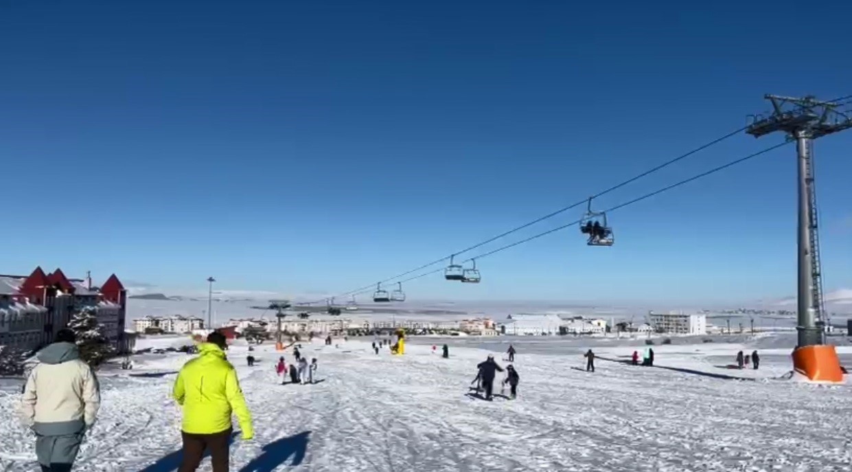 Sarıkamış Kayak Merkezi&rsquo;nde hafta sonu yoğunluğu
