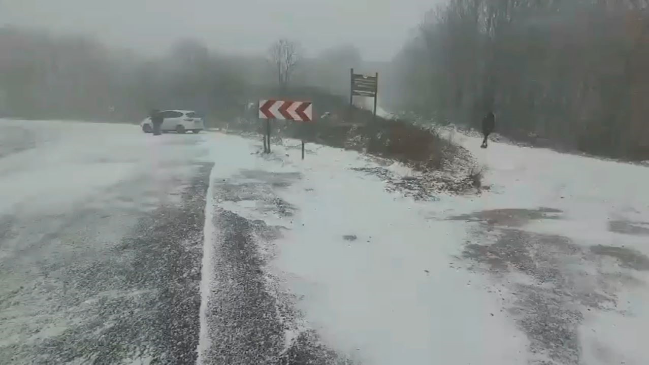 Kırklareli Mahyadağı b&ouml;lgesinde kar yağışı: Yol trafiğe a&ccedil;ık
