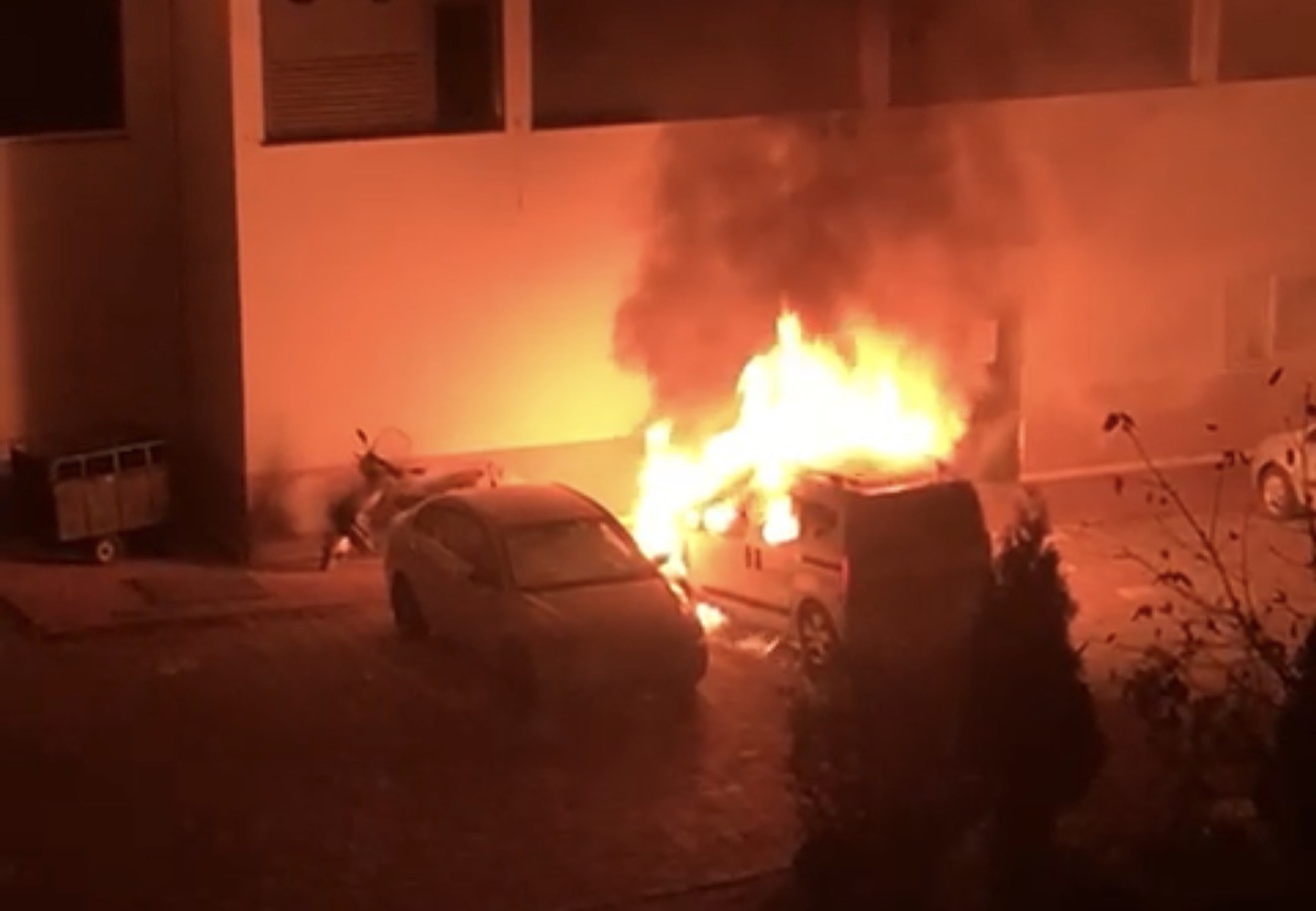 Park halindeki otomobil alev alev yandı, araç sahibi yakanın bulunmasını istedi