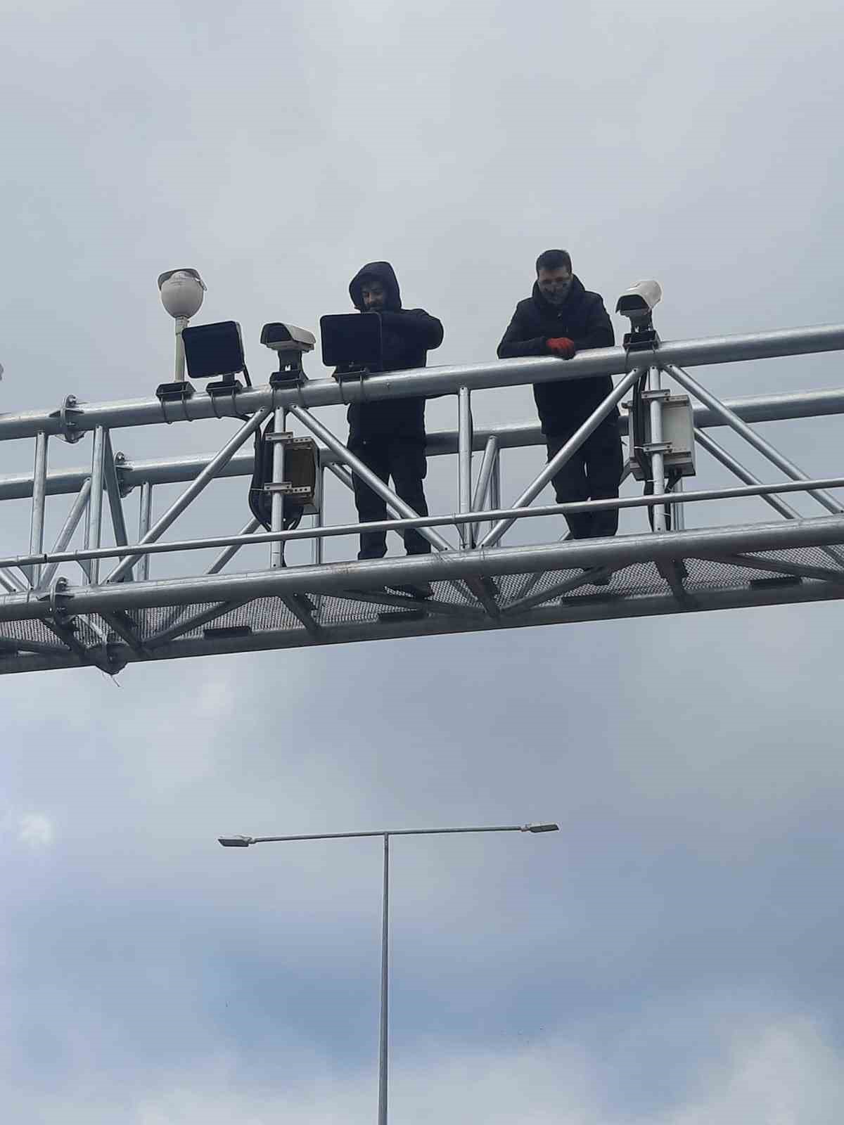 Kazada zarar g&ouml;ren otoyol plaka tanıma sistemi direği yenilendi
