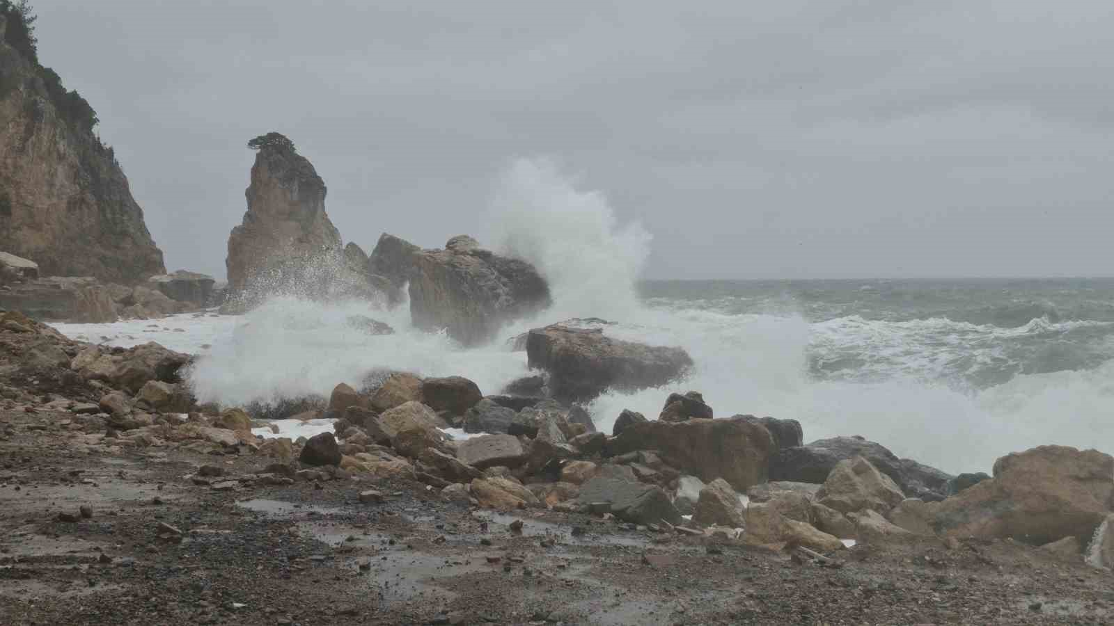 Doğal gaz sondaj &ccedil;alışmasında g&ouml;revli gemiler Amasra Limanı&rsquo;na sığındı
