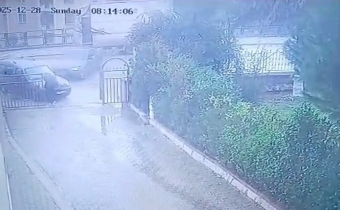 Bursa&rsquo;da otomobil hafif ticari araca &ccedil;arptı: 2 yaralı
