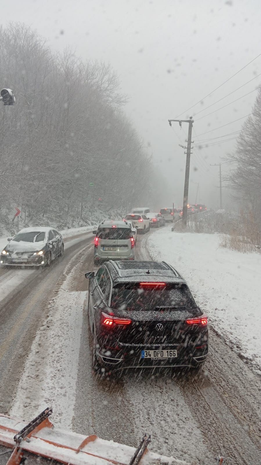 Kocaeli&rsquo;de yoğun kar yağışı: Ekipler yolları a&ccedil;ık tutmak i&ccedil;in &ccedil;alışıyor
