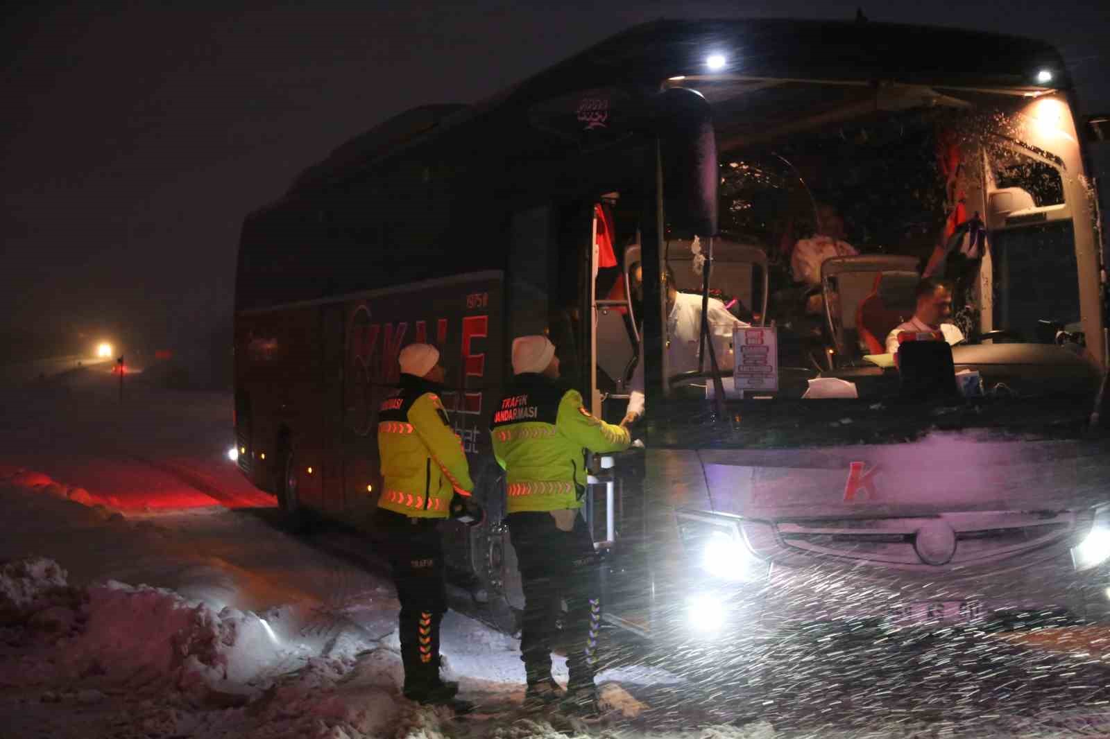 Kastamonu’da yoğun kar yağışı: Ağır tonajlı araçların geçişine izin verilmiyor
