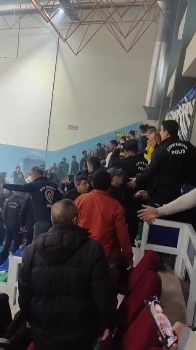 Karacabey Belediyespor - Fenerbah&ccedil;e ma&ccedil;ında olaylar &ccedil;ıktı
