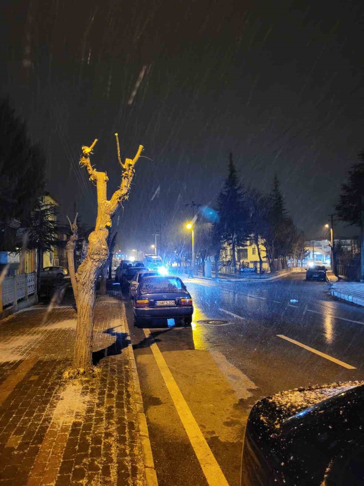 Afyonkarahisar&rsquo;da beklenen kar yağışı başladı
