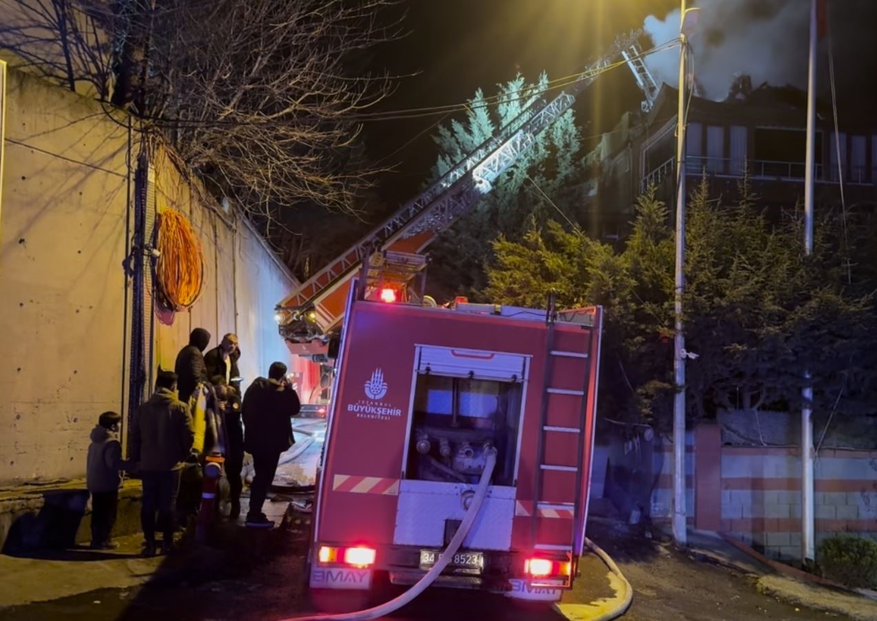Arnavutköy’de 4 katlı binanın bacasında korkutan yangın